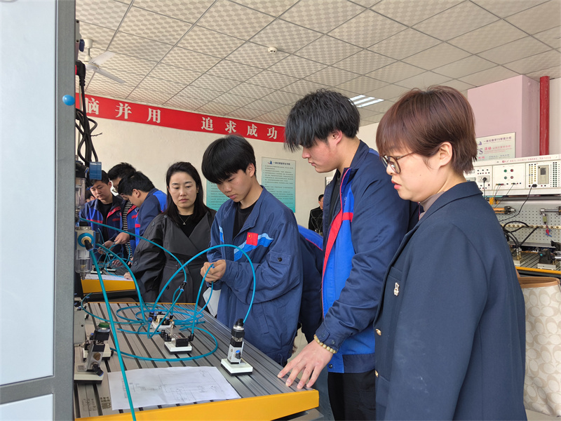 學生操作1.jpg 學生操作1.jpg